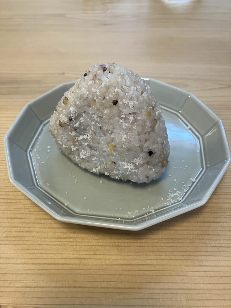 粟国の塩で味付けした塩おにぎり（海苔なし）