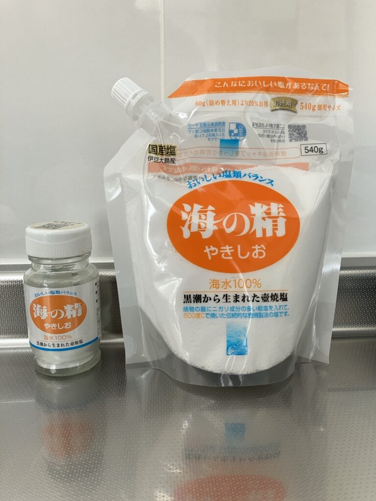 海の精 やきしお 食卓ビン60gと徳用サイズ（注ぎ口付き）540g を並べた写真