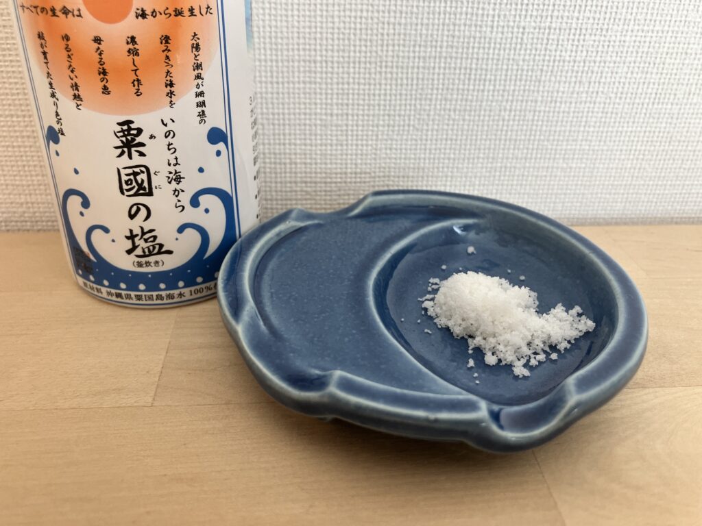 粟国の塩の粗い粒感と結晶が分かる画像
