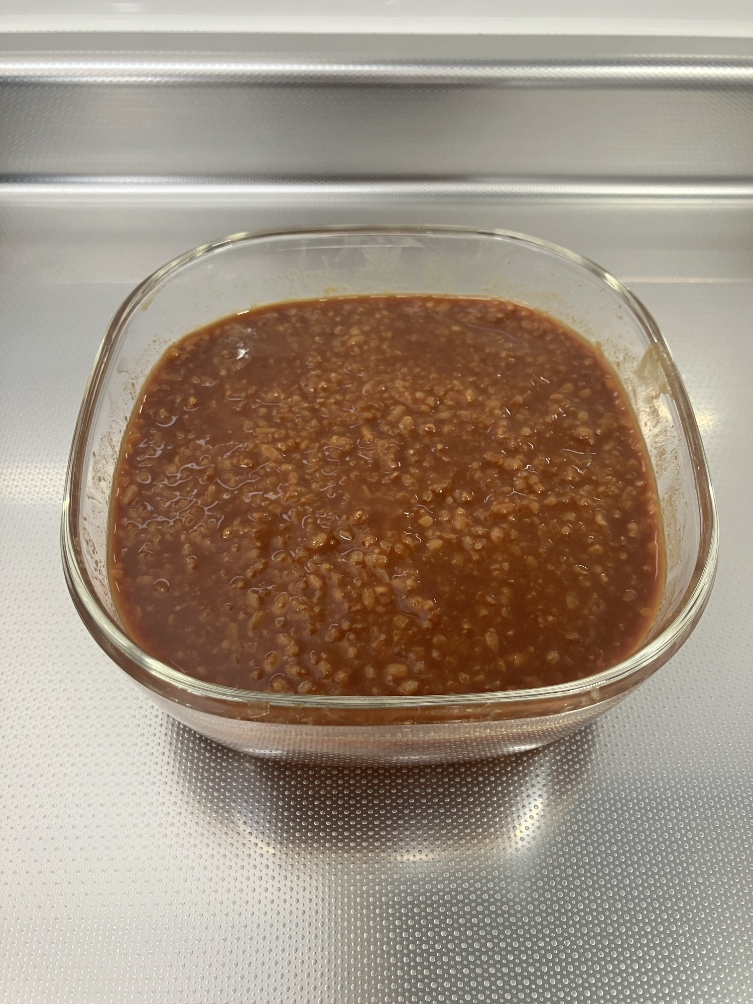 醤油麹の発酵途中(4日目)。醤油が麹に吸収され全体的に均一になってきた状態