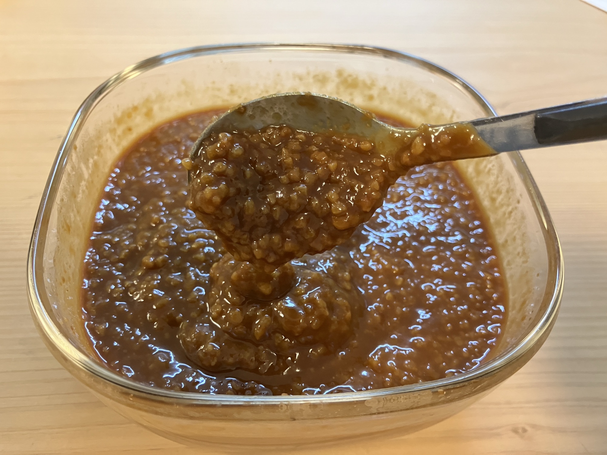 完成した醤油麹(14日目)をスプーンですくった状態。米粒が完全に柔らかくなりとろみが出ている