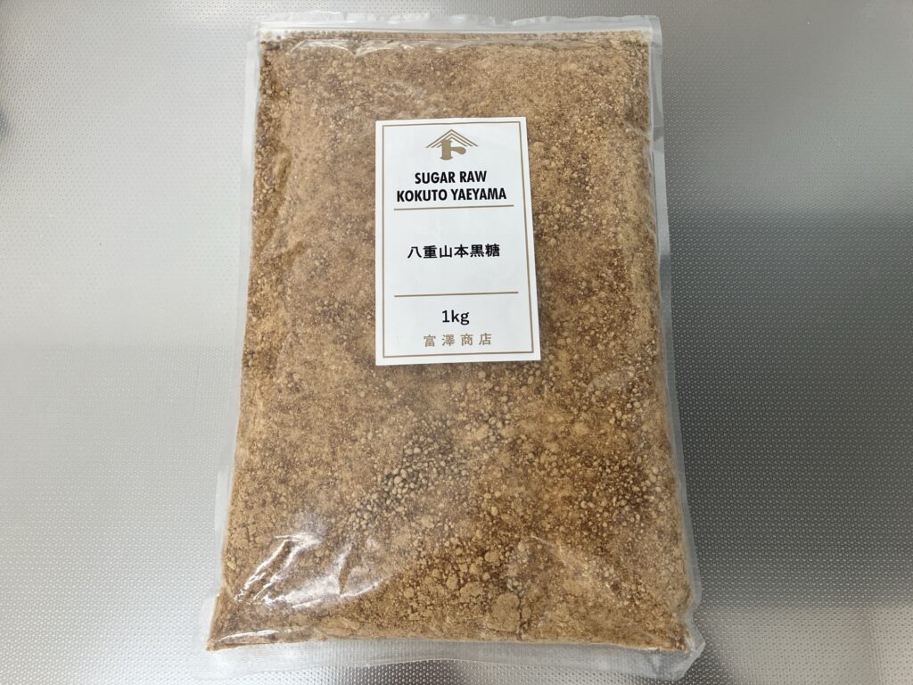 八重山本黒糖 粉末タイプのパッケージ（沖縄産さとうきび100％の純黒糖）
