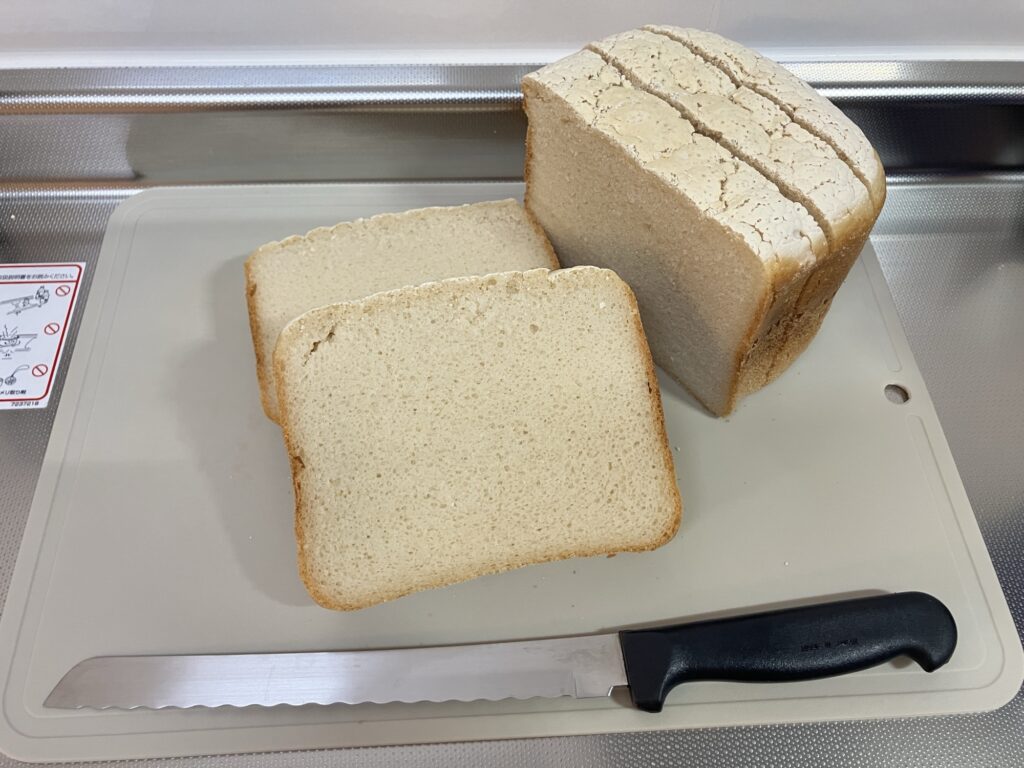 富澤商店の八重山本黒糖を使って作った米粉パン。