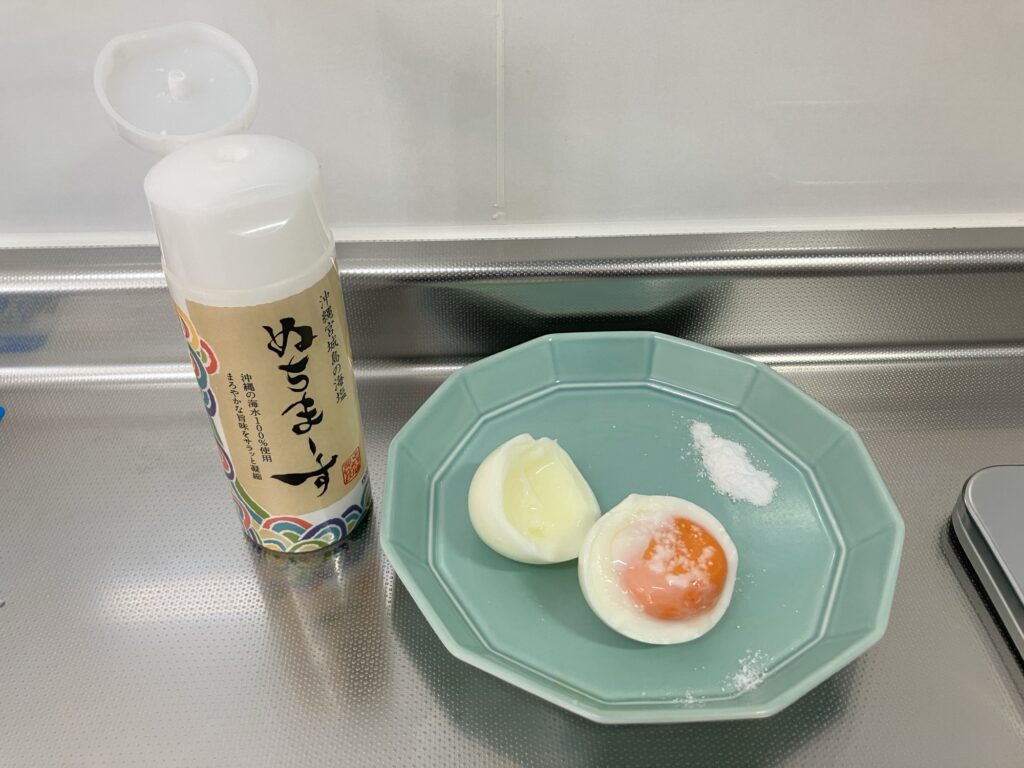 ぬちまーすをゆで卵にかけて食べる