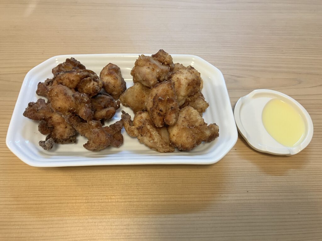 唐揚げにじゃばら果汁を添えた様子