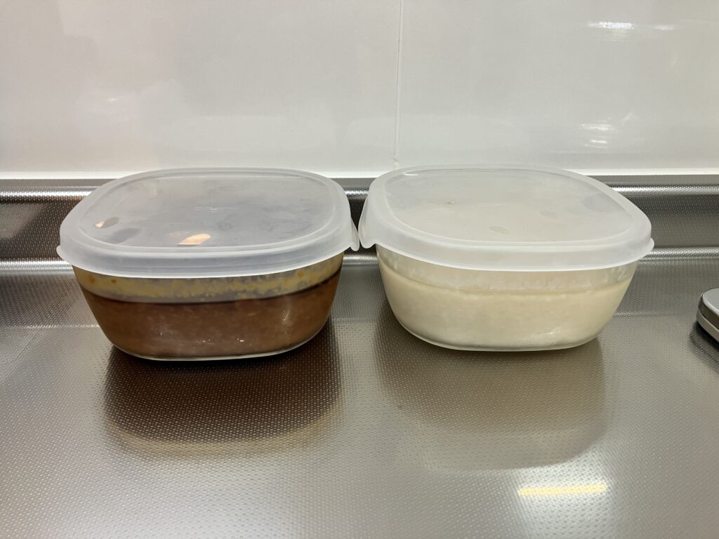 ハリオ耐熱ガラス製保存容器・角 KST-60-TW に醤油麹（左）と塩麴（右）を保存した様子
