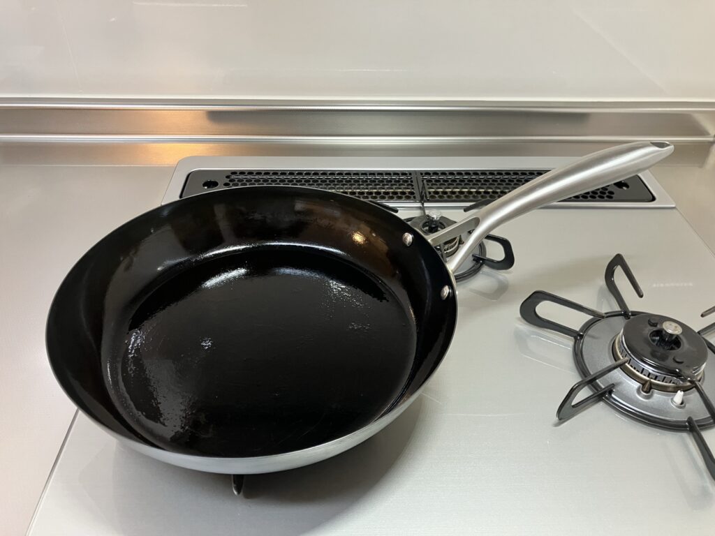 ビタクラフトのスーパー鉄フライパンをガスコンロに置いた写真。