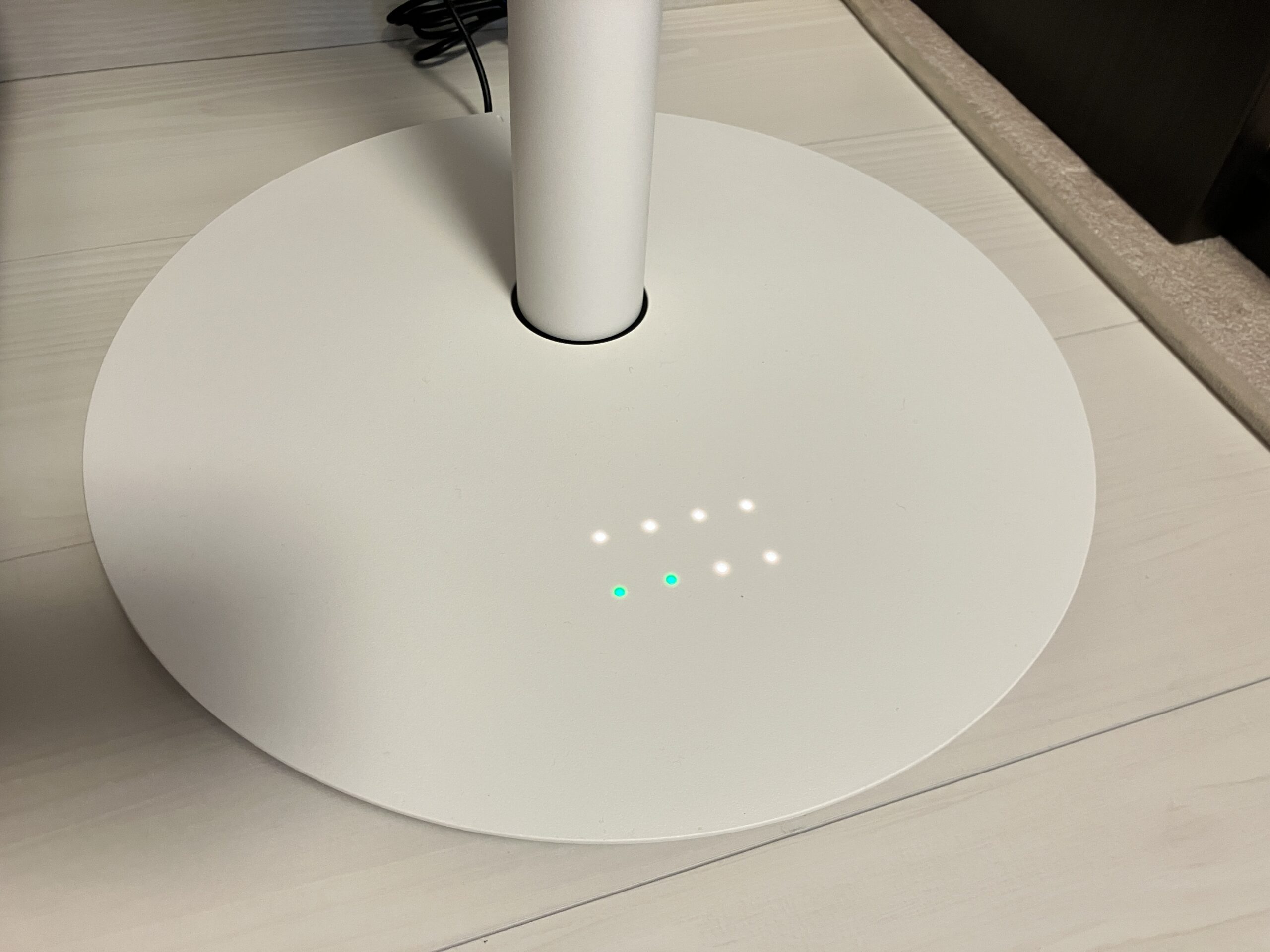 バルミューダ The GreenFan ベース上面のインジケーターLEDが緑と白で点灯している