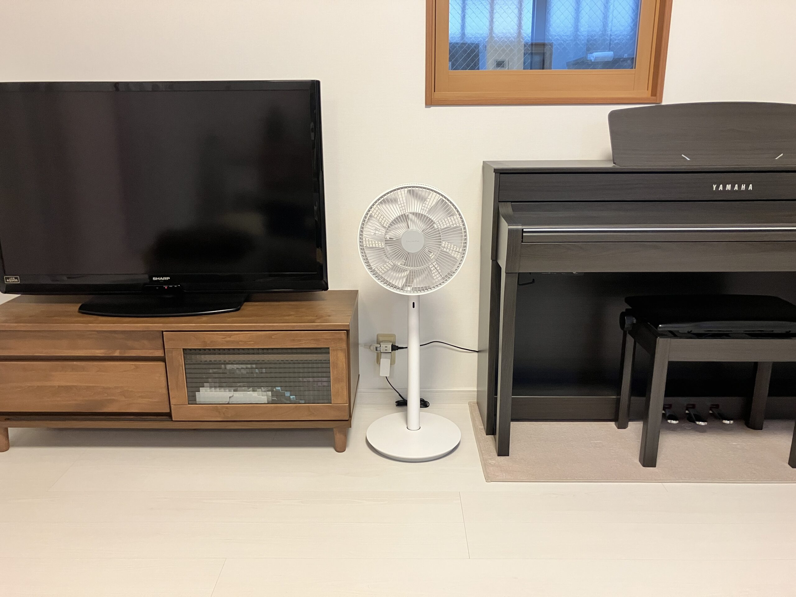 バルミューダ The GreenFan EGF-1700をリビングのテレビとピアノの間に設置した様子