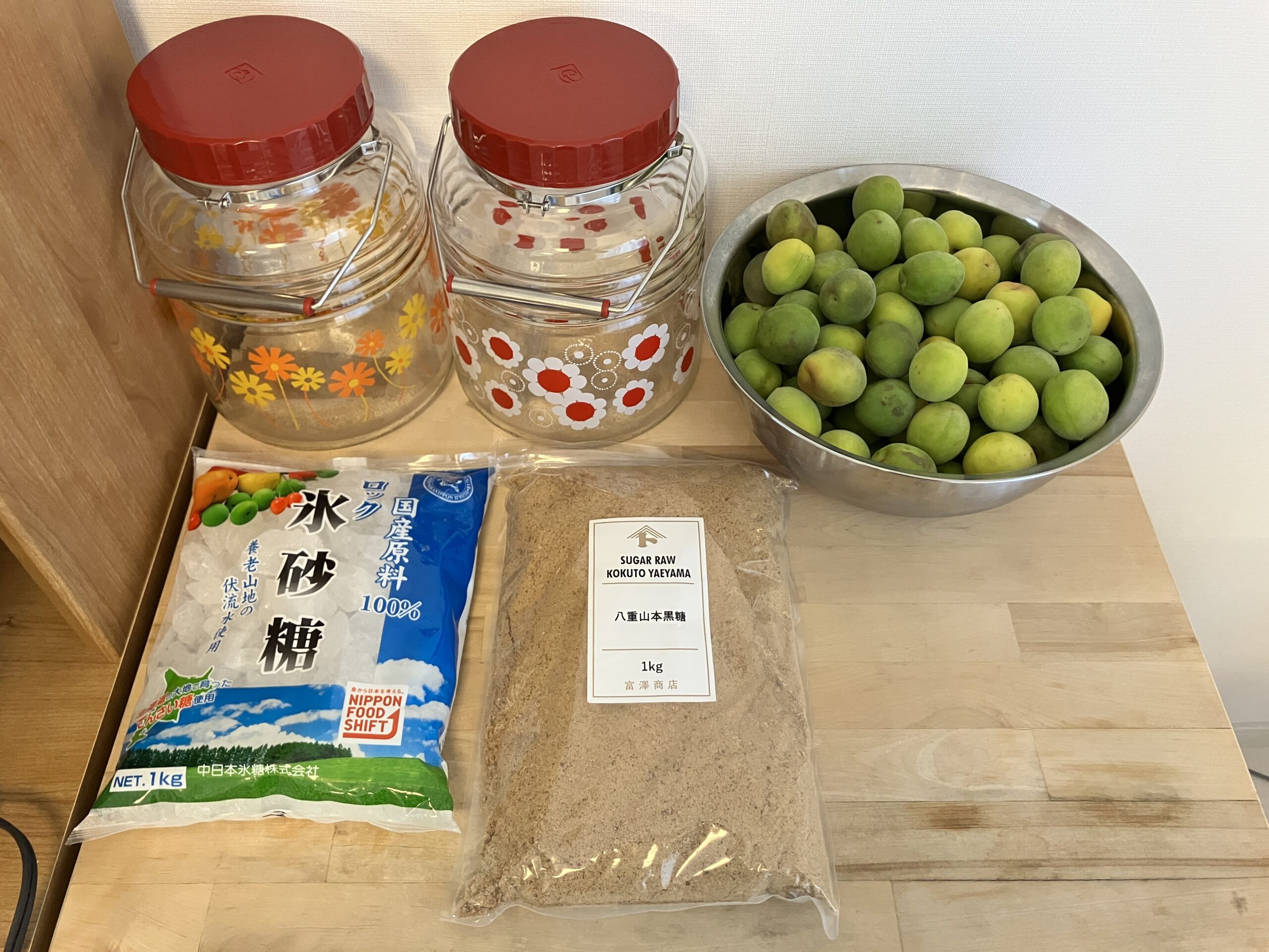 アデリアレトロ 貯蔵びんと梅シロップ仕込み前の材料(梅・氷砂糖・黒糖)