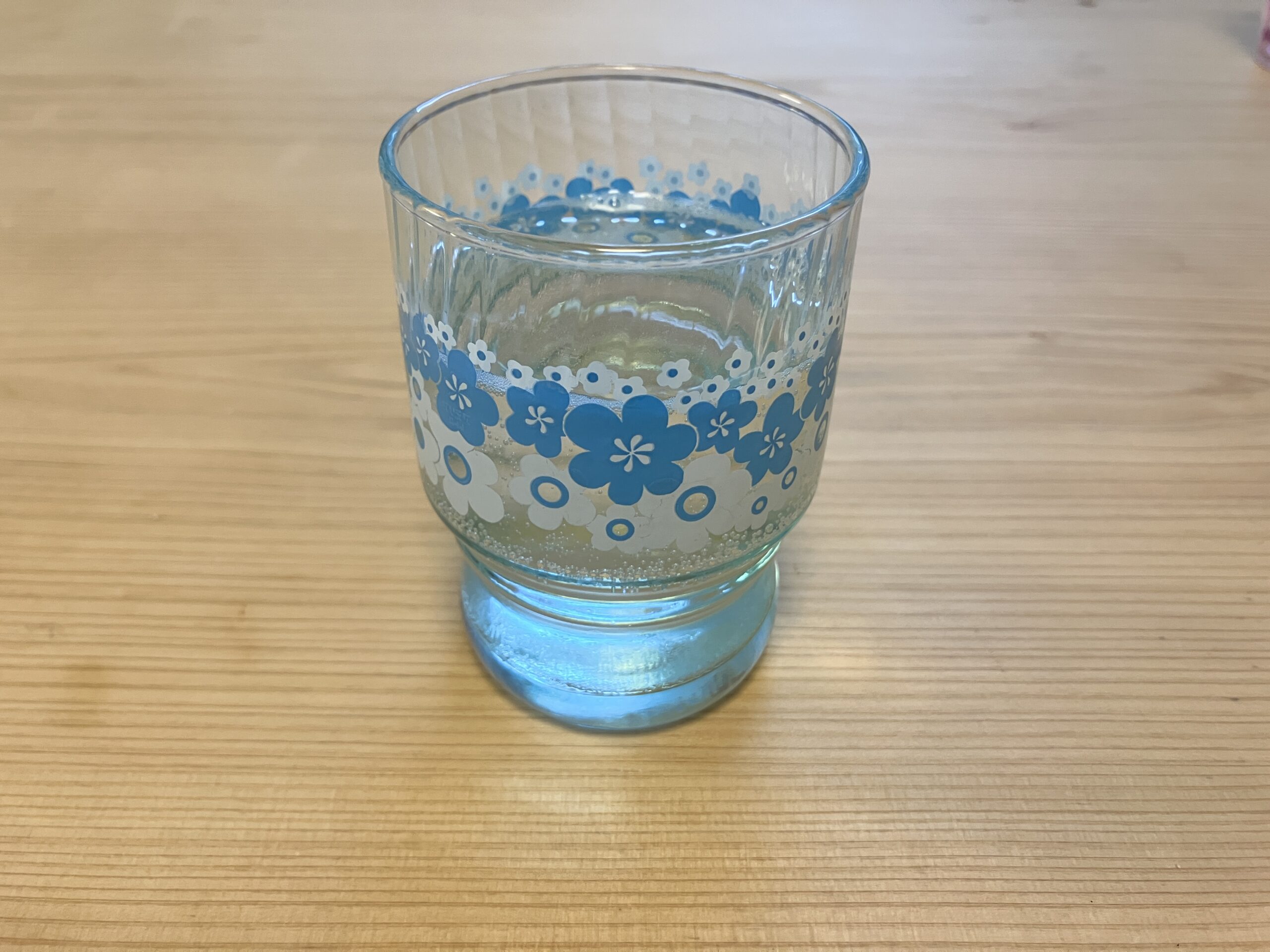 アデリアレトロ ペアグラスに注いだ梅シロップ（正面）