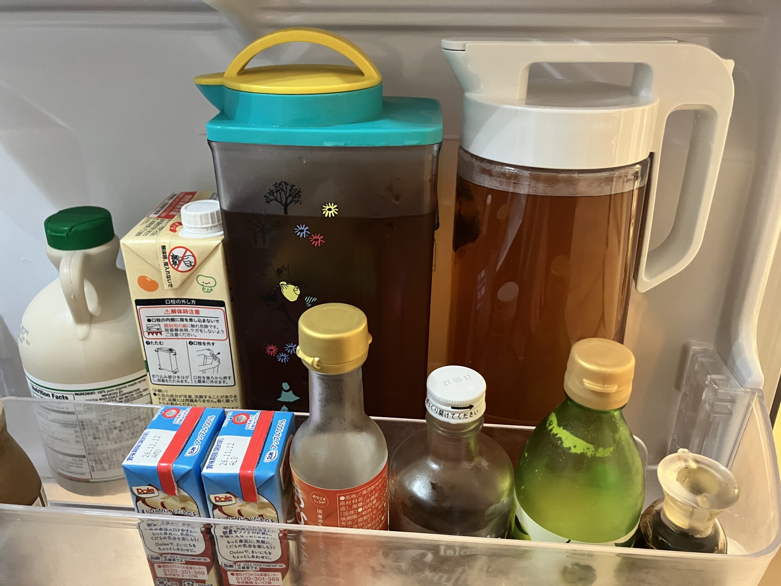 冷蔵庫の中でアスベル ドリンクビオ（右）とムーミンの冷水筒（左）を並べて収納