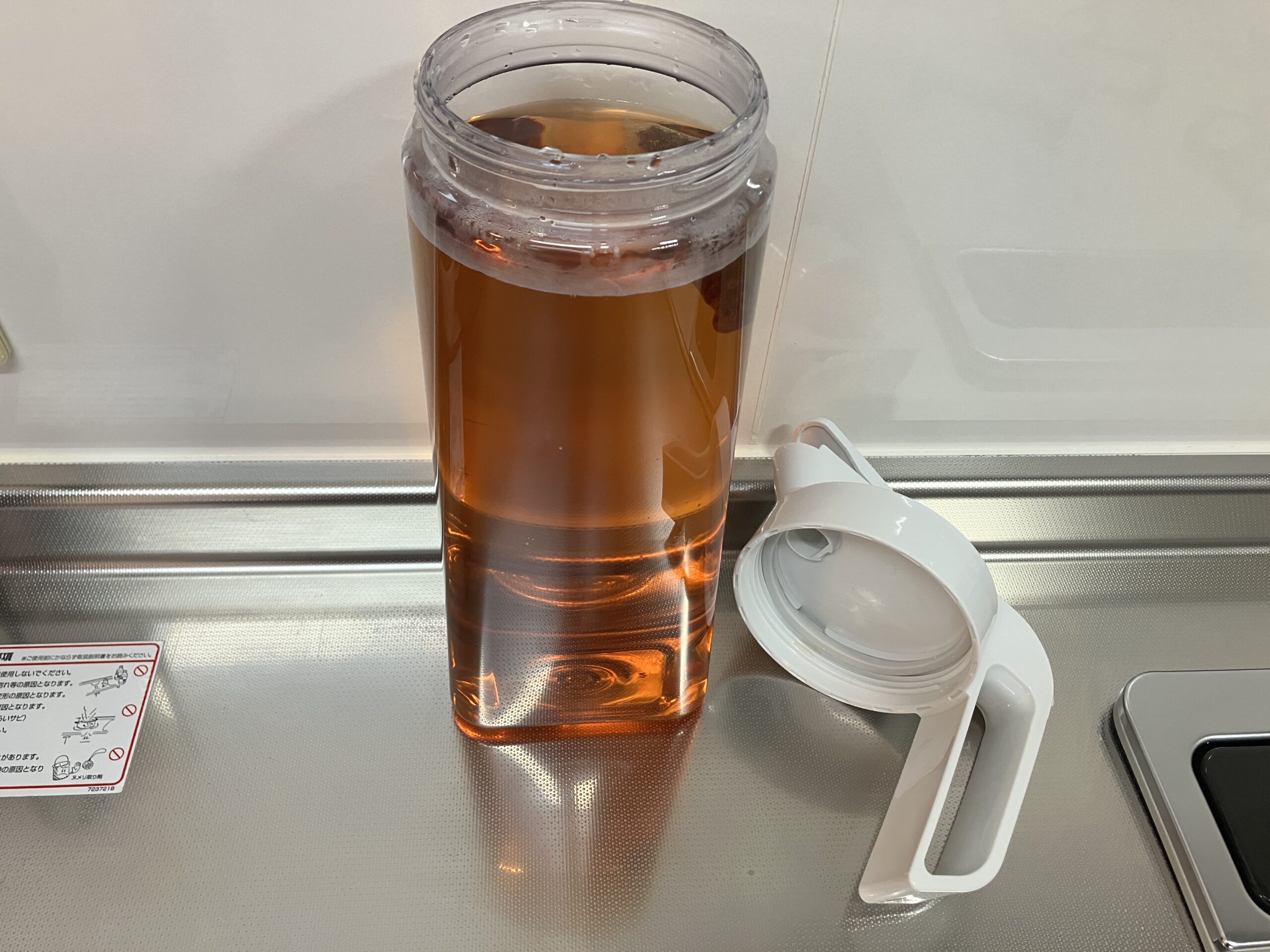 アスベル ドリンクビオ VIO 2100K に麦茶を入れ、フタを外して広口を見せた状態
