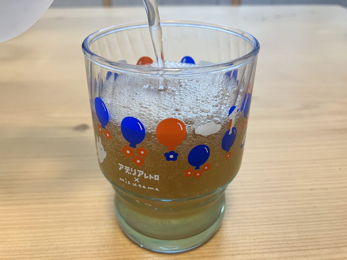 アイランド クラフトコーラを炭酸水で割っている様子