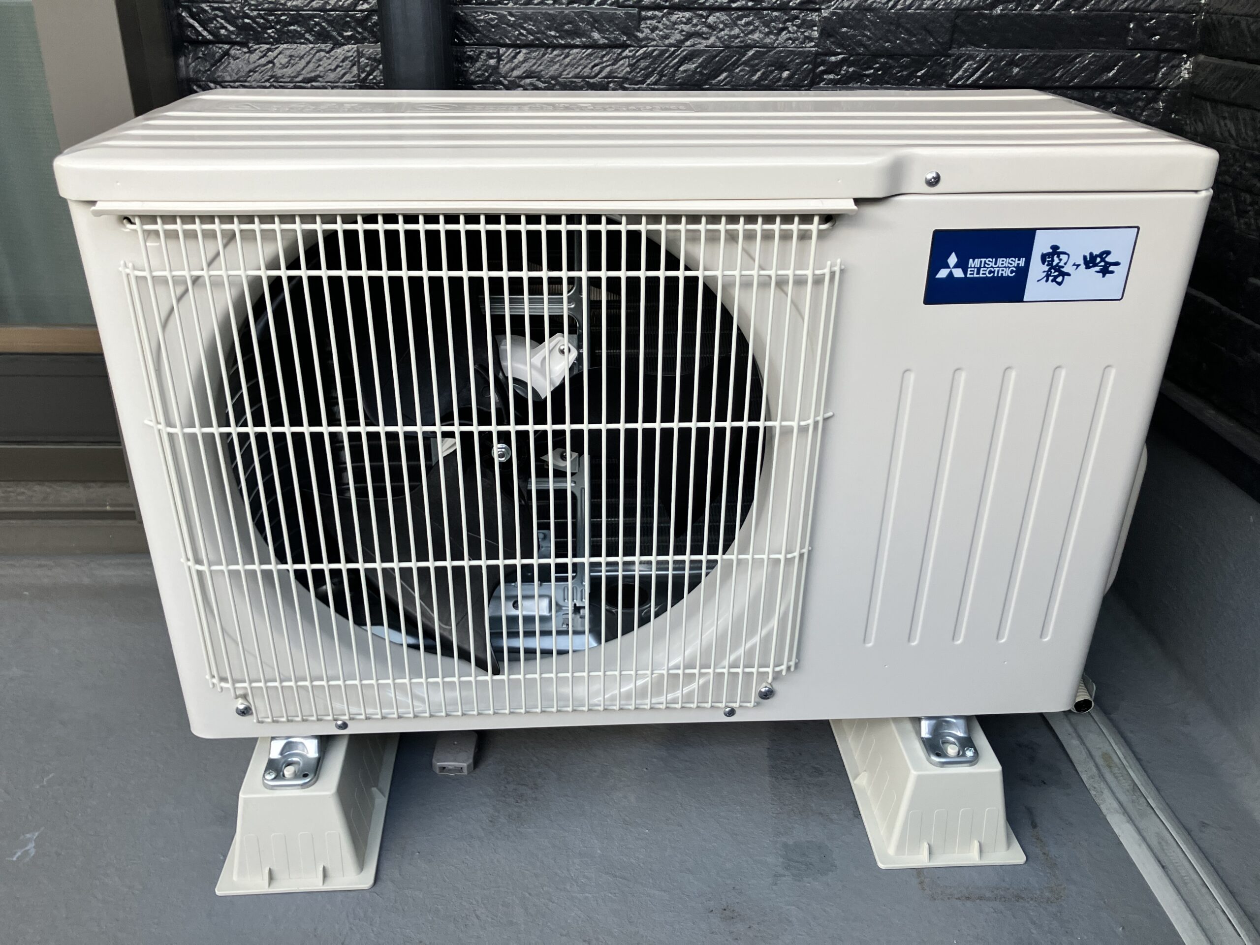 三菱電機 霧ヶ峰 MUCZ-G2526 室外機（設置後）