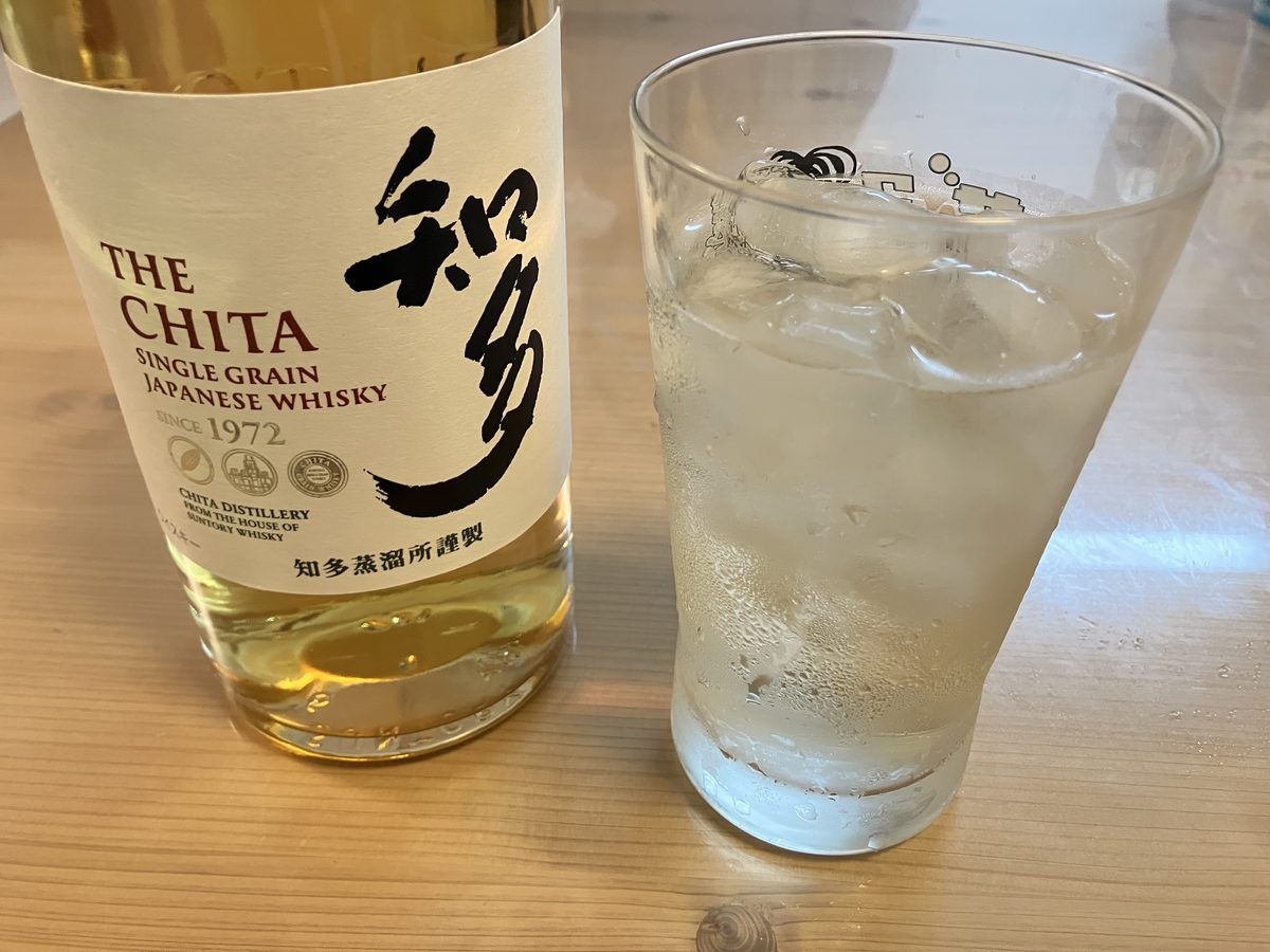 サントリー知多のボトルと、強炭酸水で割ったハイボールのグラス