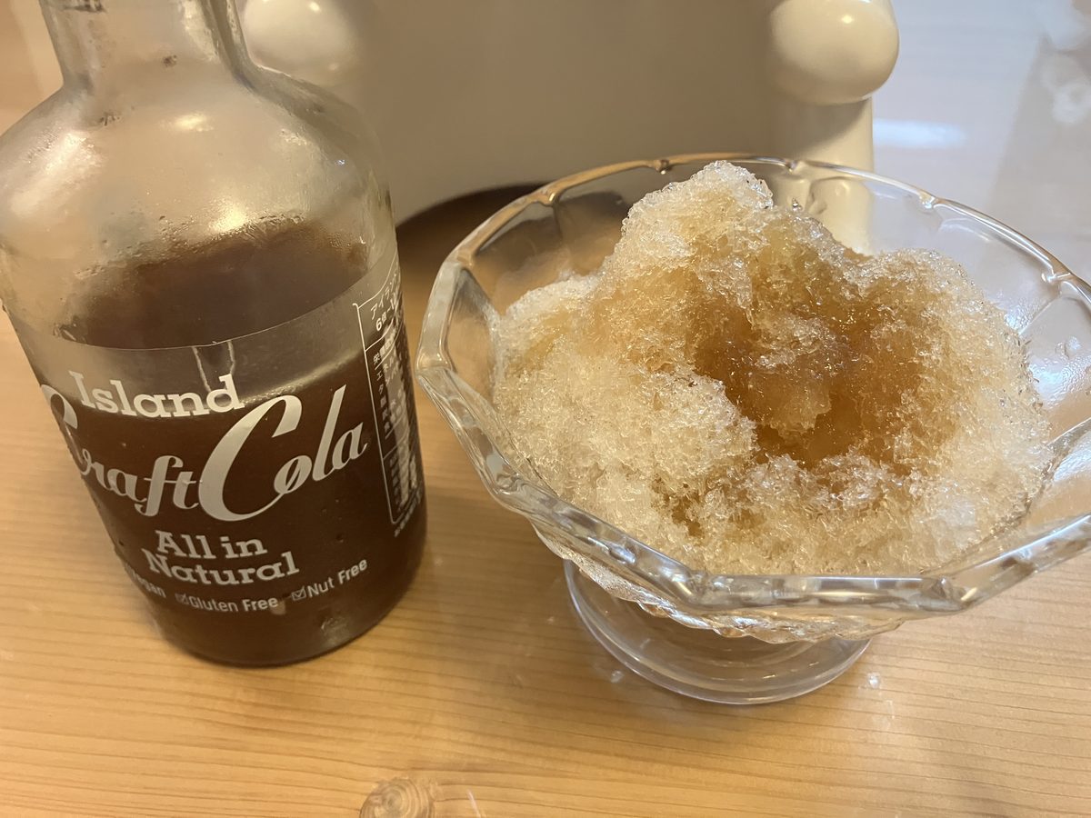 アイランド クラフトコーラをかけたかき氷
