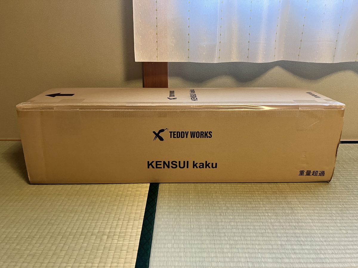 KENSUI kaku model1の梱包ダンボール。TEDDY WORKSのロゴ入りで和室の畳の上に置かれている