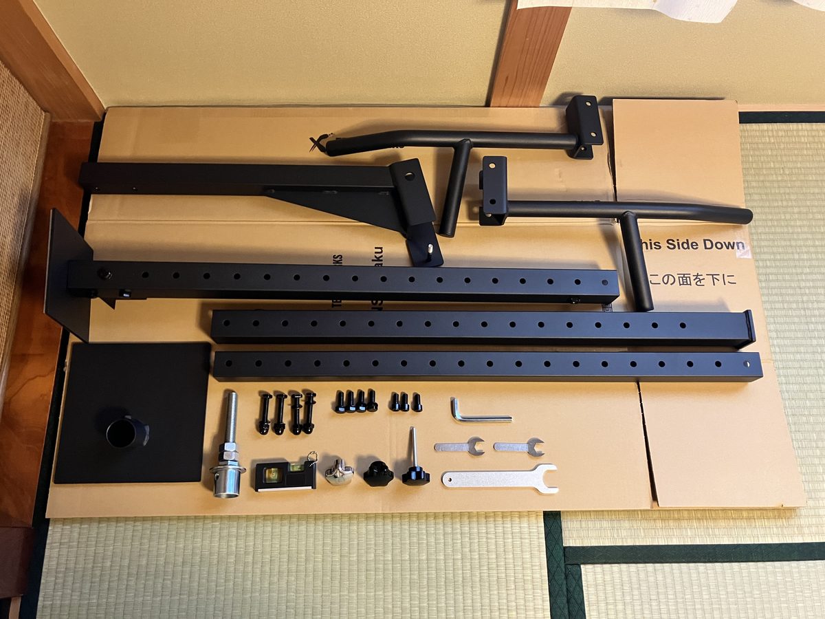 KENSUI kaku model1の部品一式。フレーム、ハンドル、ボルト類、スパナ2本、六角レンチ、水準器が並ぶ