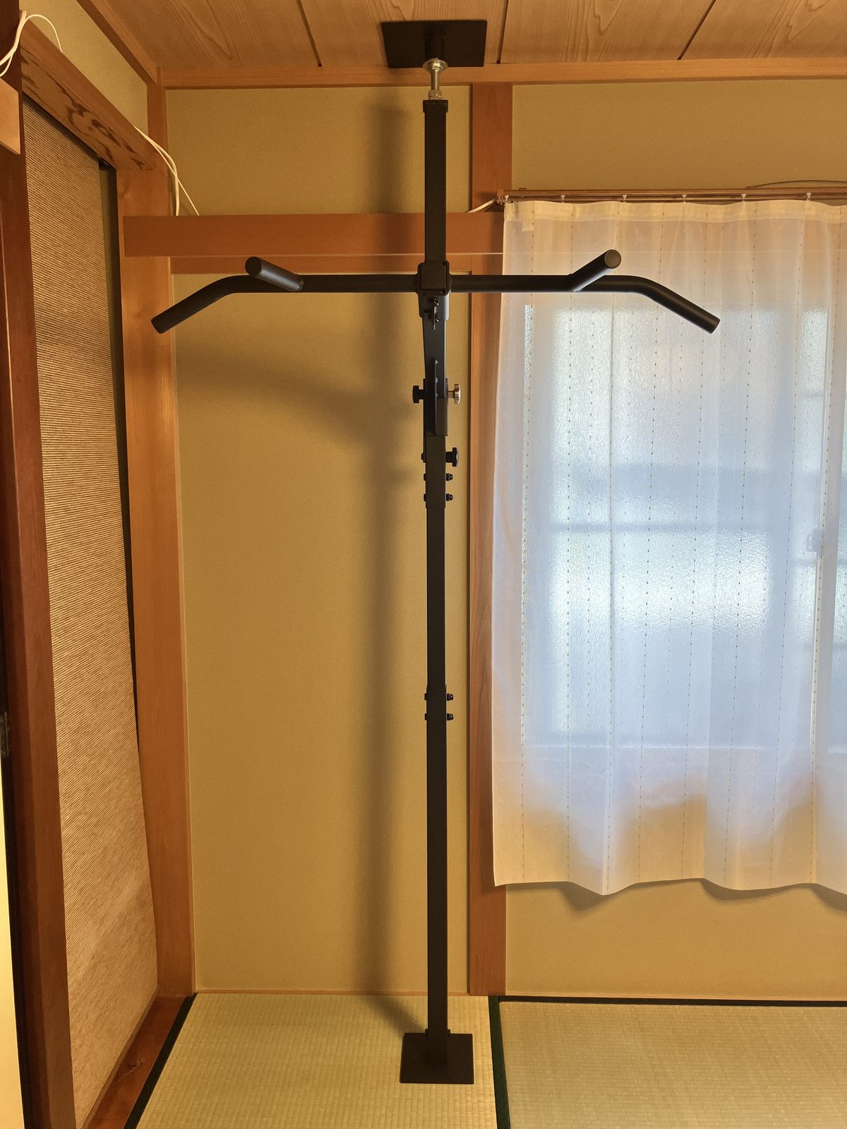 和室の畳に設置したKENSUI kaku model1の全景。床と天井に突っ張り式で固定された黒い懸垂バー