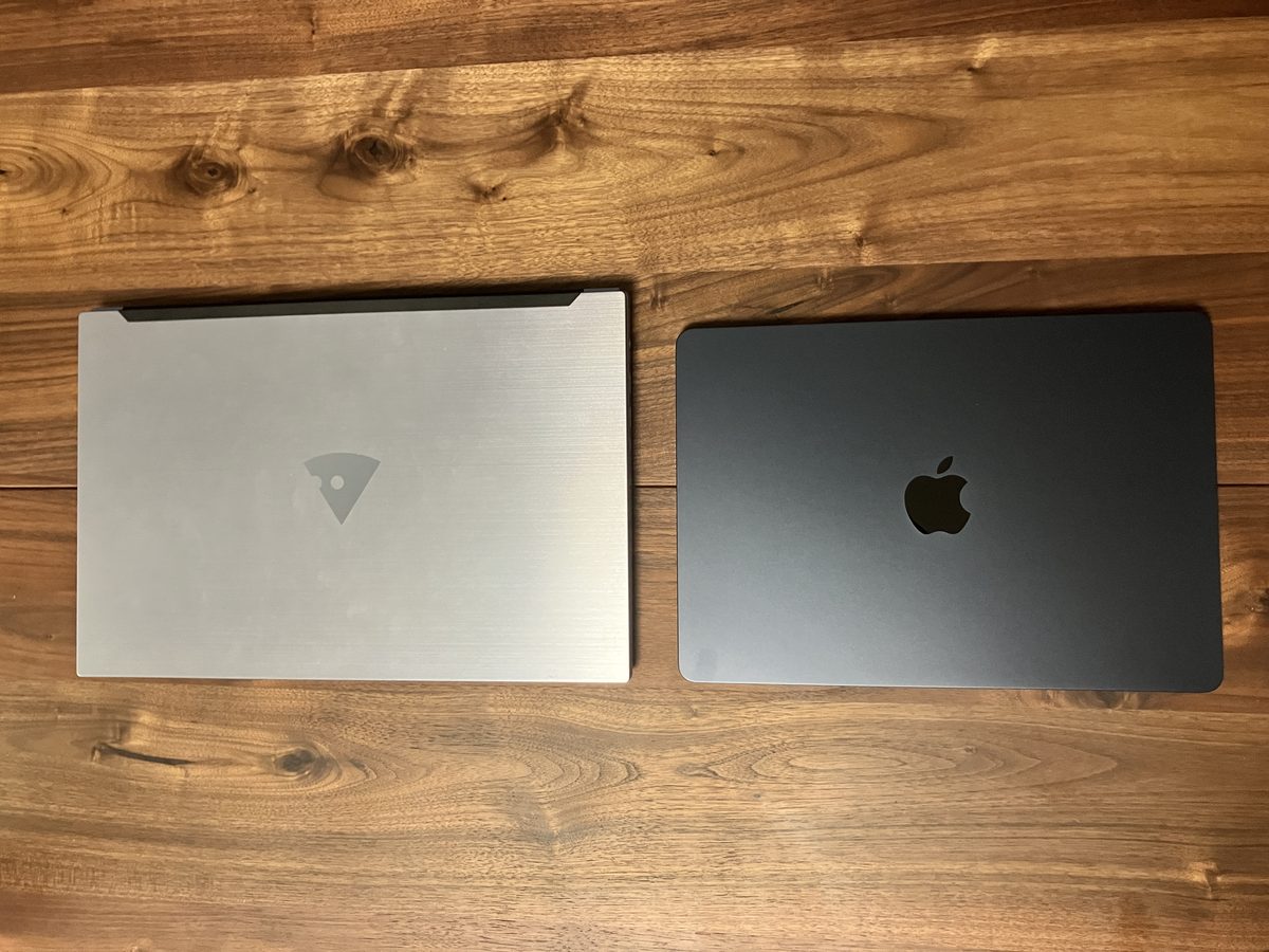 5年使った mouse B5-R5 と新しく購入した MacBook Air を閉じた状態で並べた比較