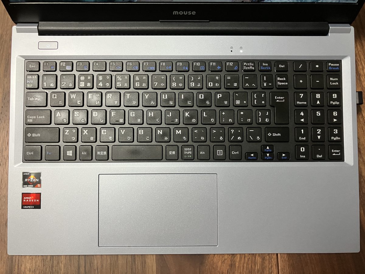 5年使った mouse B5-R5 のキーボード。文字の擦れはなく、スペースキーにわずかなテカリがある
