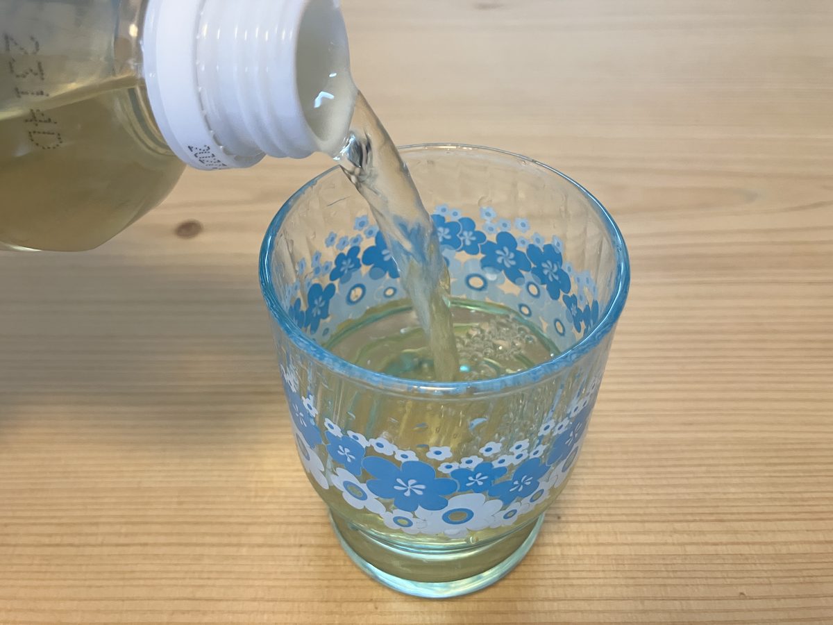 オーガニックスポーツドリンクをグラスに注いだ様子