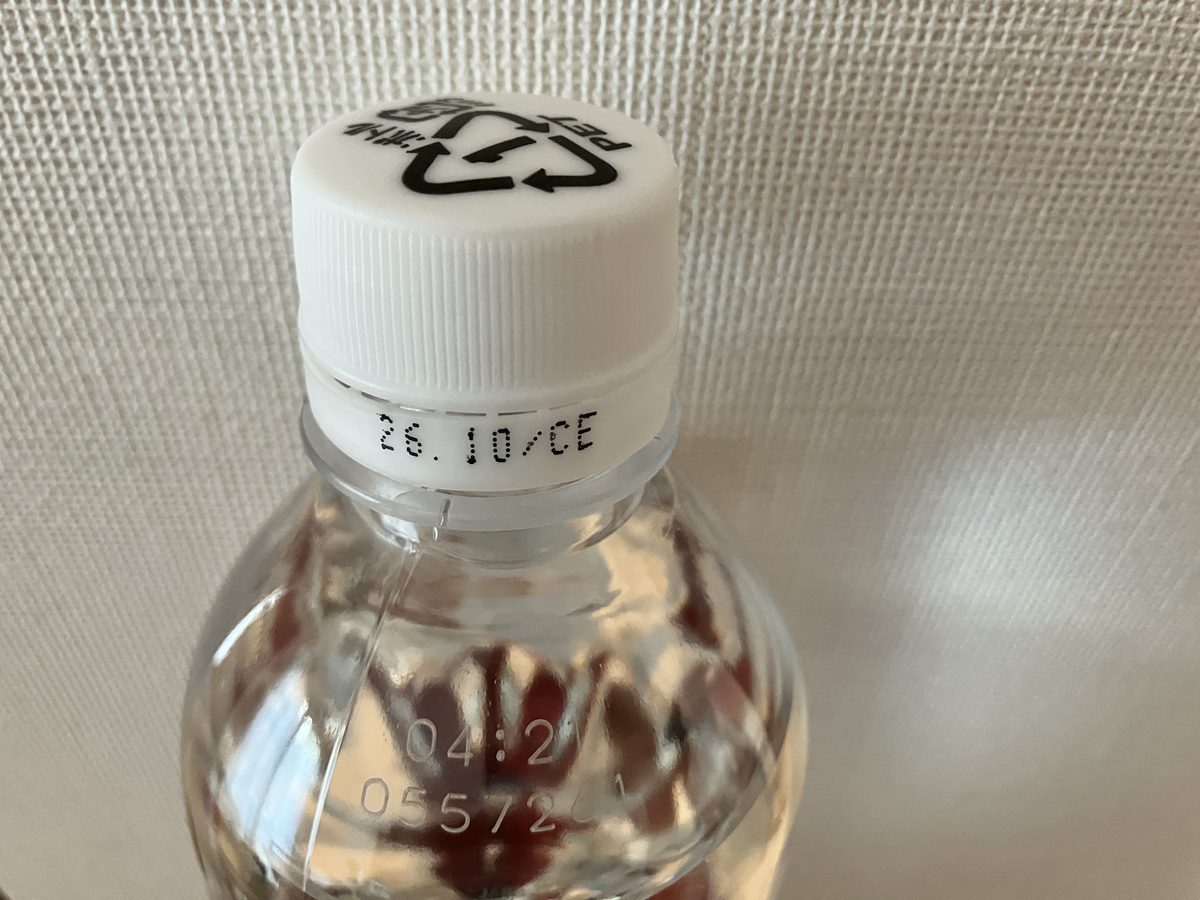 OZA SODAのキャップ側面に印字された賞味期限26.10/CE