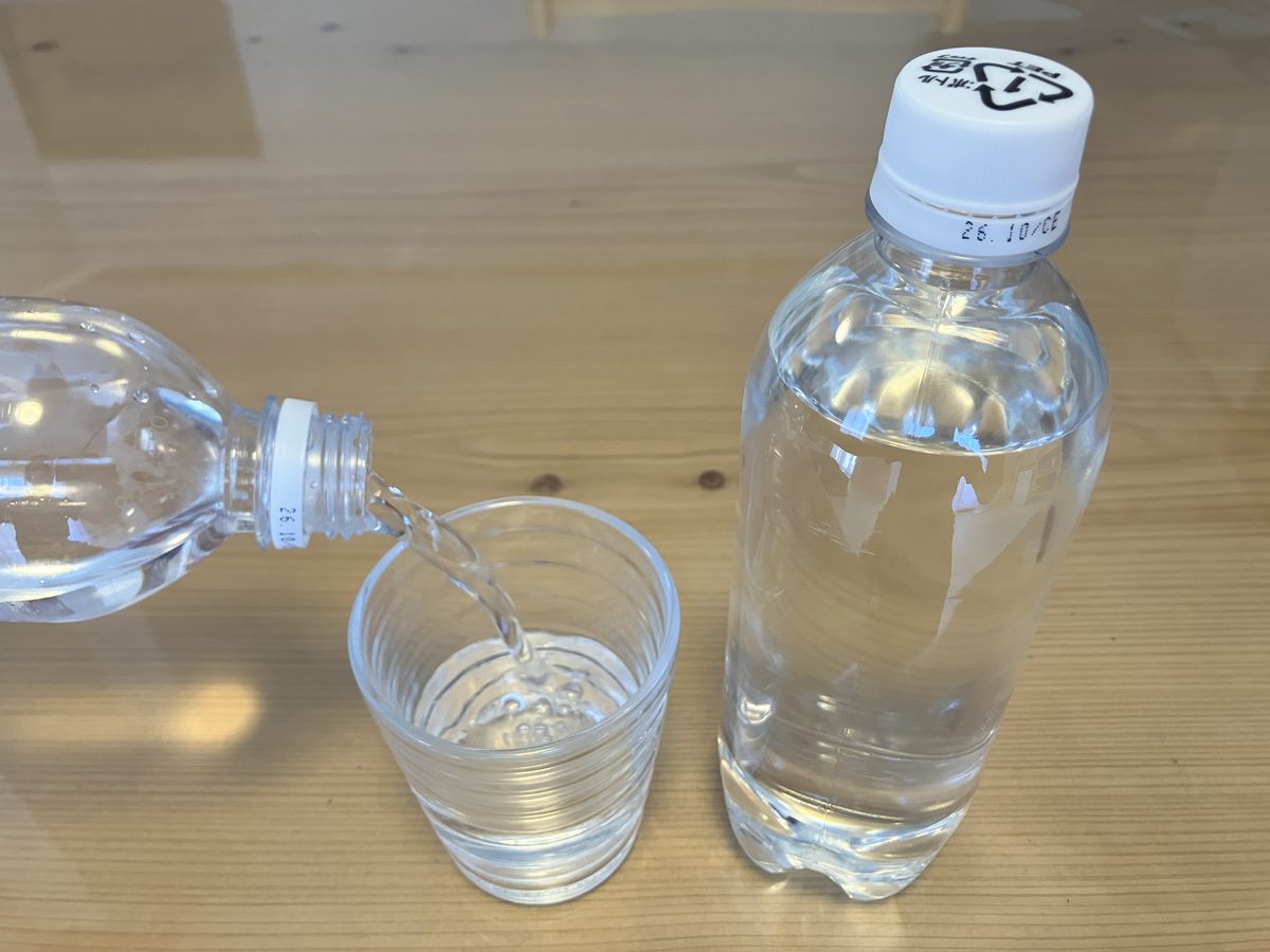 OZA SODA強炭酸水をグラスに注いでいるところ