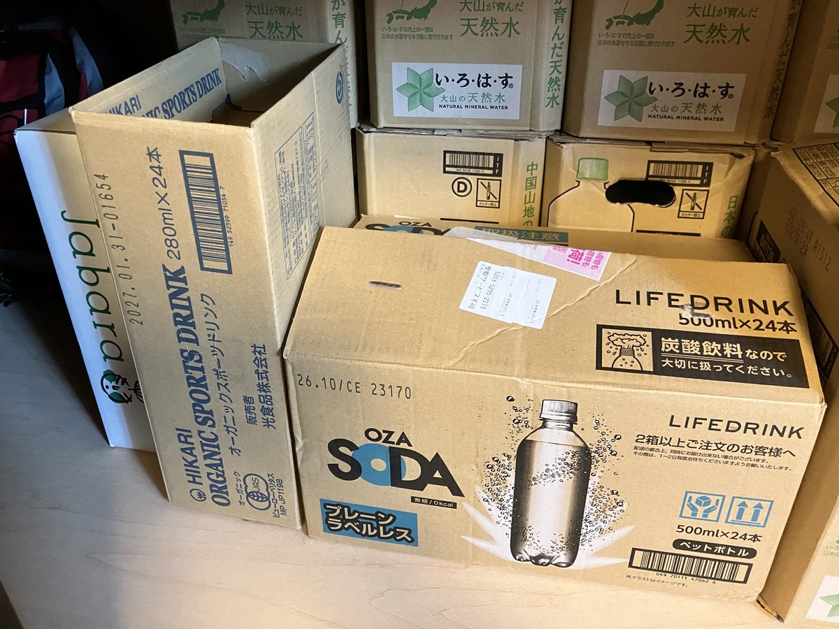 OZA SODAの箱を含む飲料のストック