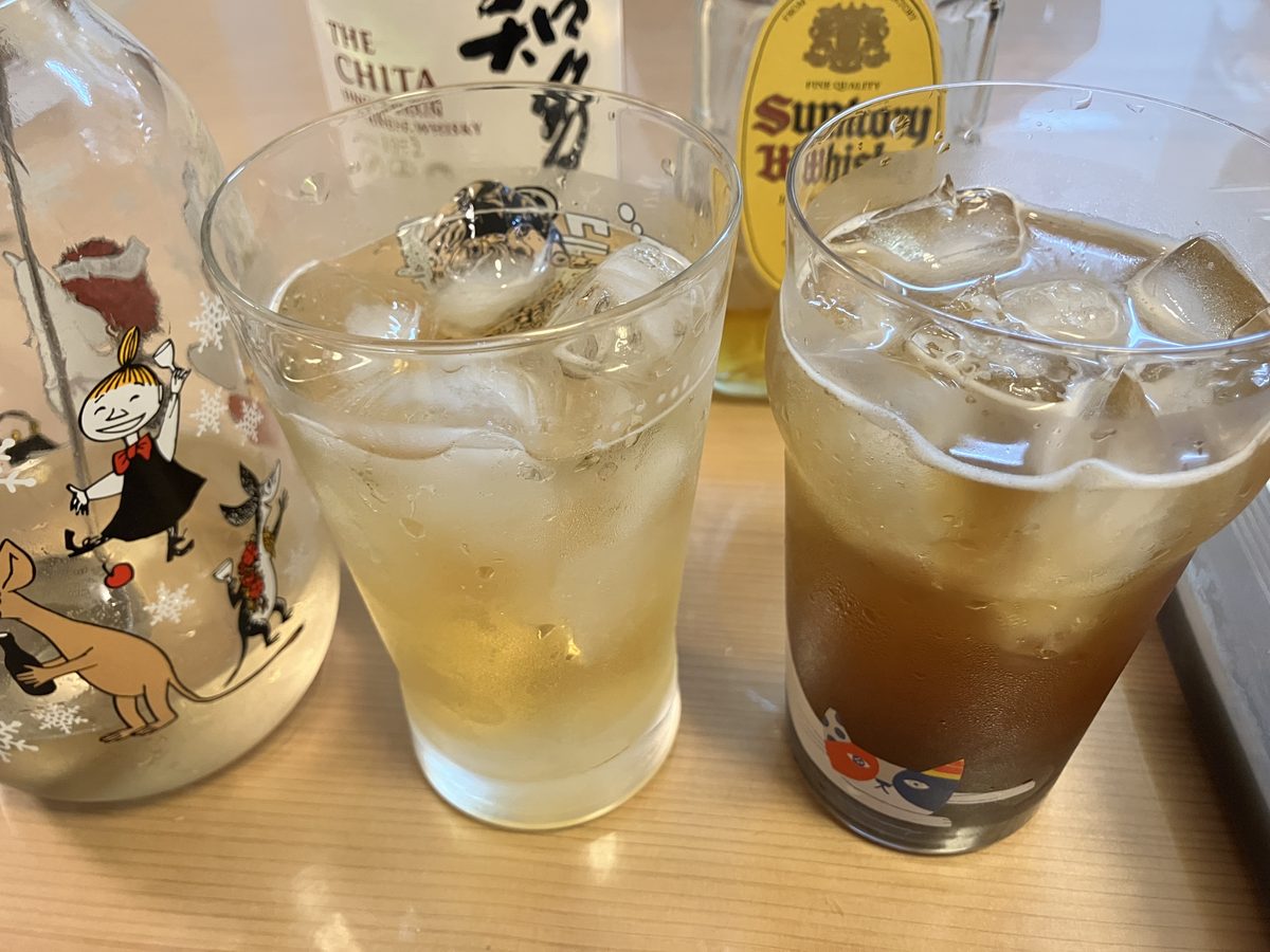 氷砂糖で作った白梅ハイボールと黒糖で作った黒梅ハイボールを並べて比べたところ