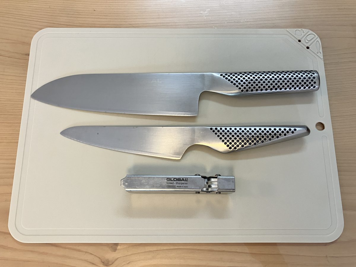 GLOBAL 三徳3点セット GST-B46 12年使った三徳18cm・ペティ13cm・スピードシャープナーの全体