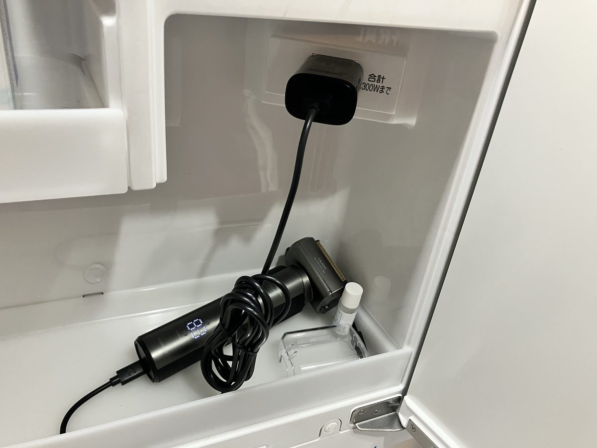 IZF-E863W-KにUSB Type-Cを挿して寝かせた状態で充電しているところ