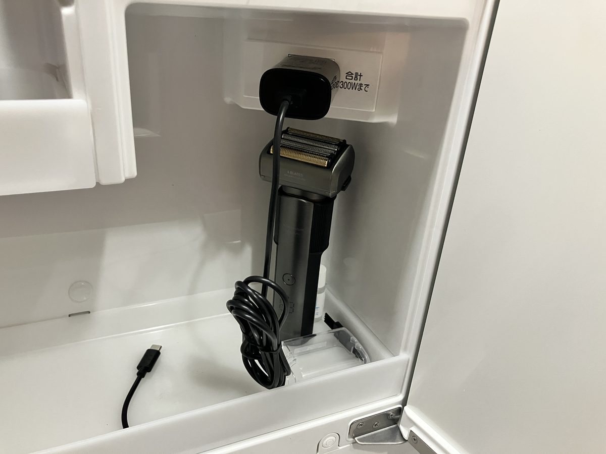 everedge IZF-E863W-Kを洗面台の棚に立てて置いた状態 充電ケーブルは挿していない