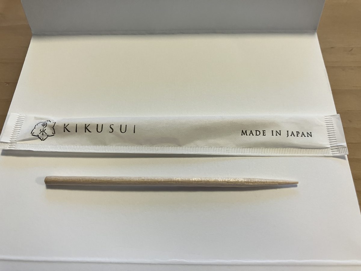個包装から取り出した国産つまようじ1本