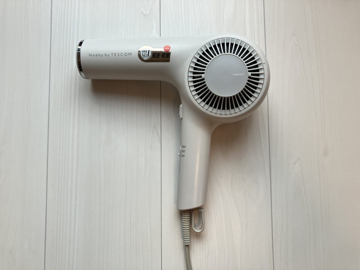 Nobby by TESCOM NIB2600 アッシュの本体全体 型番表記とDRY-SET-OFFの風量切替スイッチが見える正面