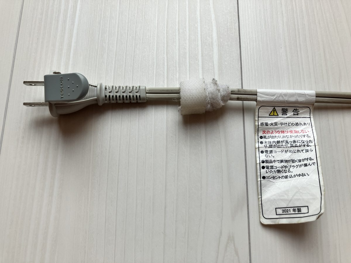 NIB2600の電源プラグ 指を掛けられる出っ張りがついたテスコムのラク抜きプラグと2021年製の警告ラベル