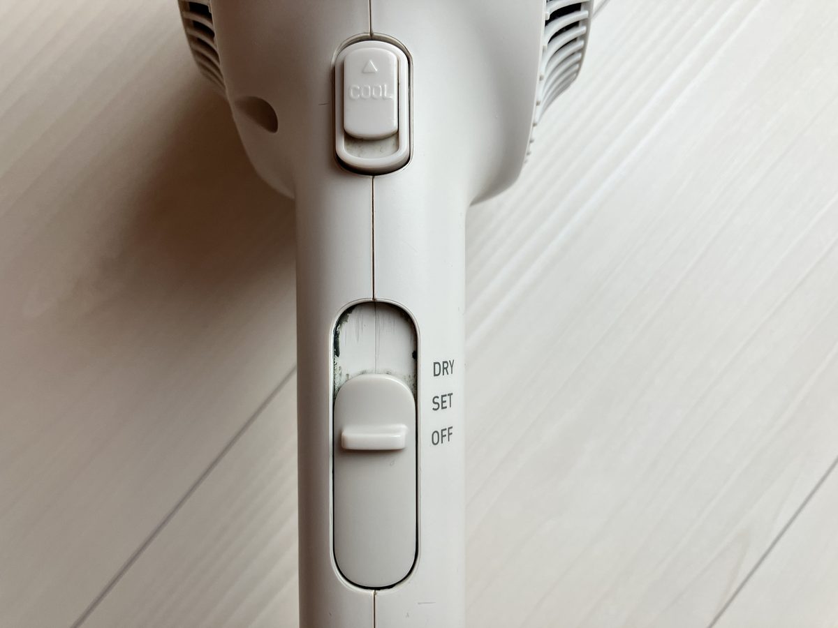 NIB2600のハンドルにあるDRY-SET-OFFの風量切替スイッチとCOOLの即冷スイッチ