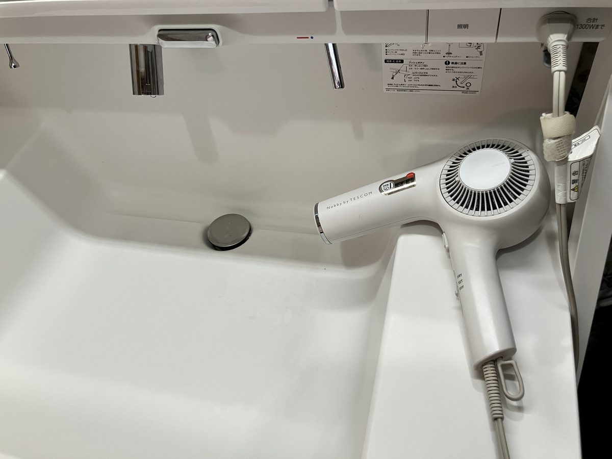 洗面台の上に置かれたNobby by TESCOM NIB2600 家族4人で毎日使っている状態