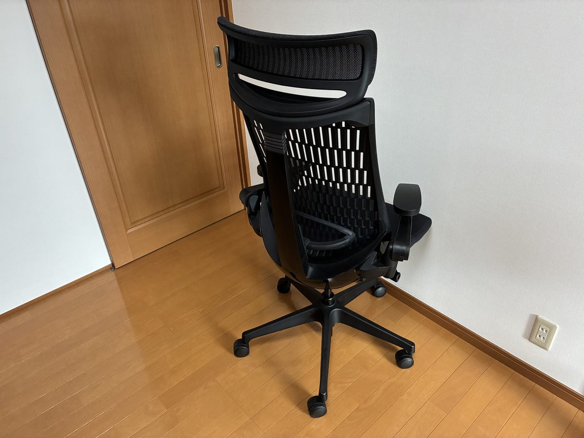 イトーキ アクトチェアの背面。エラストマー樹脂のバーが並ぶ背もたれとメッシュのヘッドレスト