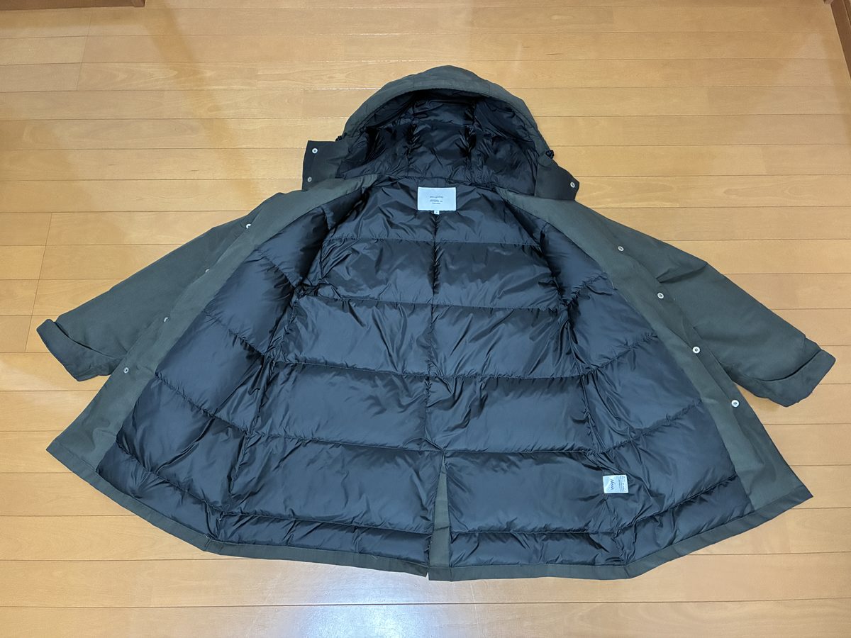 TAKIBIダウンコートの前を開いた内側 横に走るキルトの部屋とナイロン100%の黒い裏生地
