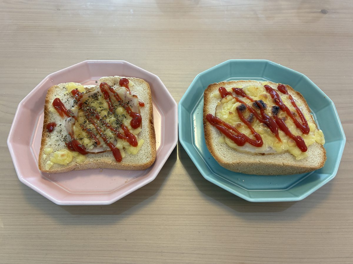 米粉パンにサイトウハムのロースハムと豆乳チーズをのせて焼きケチャップをかけたトースト2皿