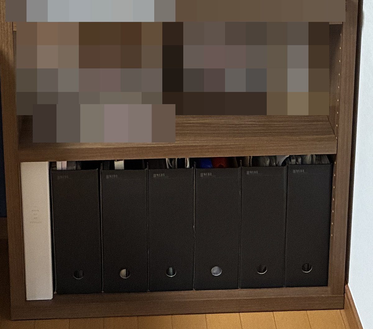フナモコの本棚のいちばん下の段に並べたコクヨのファイルボックスNEOS 6つ