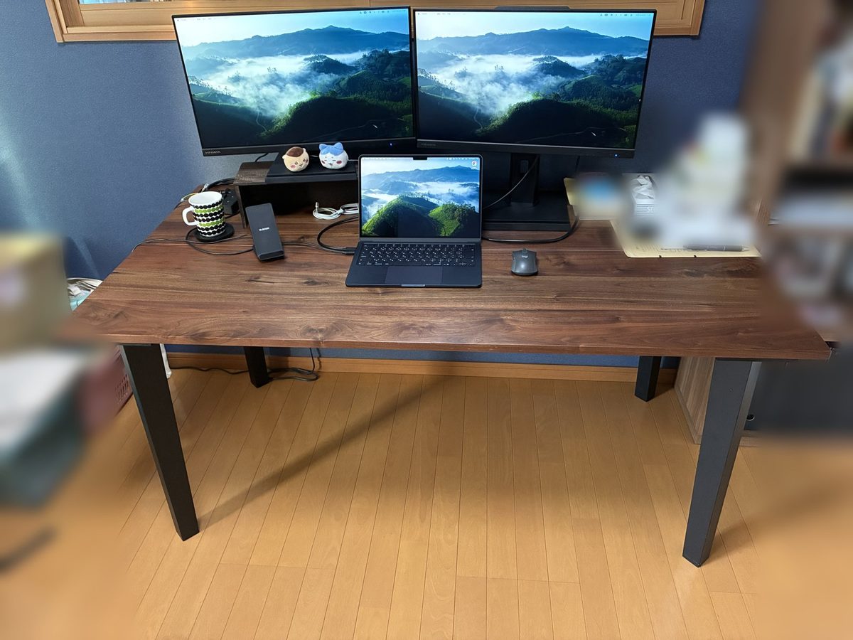 書斎デスクとして使っているジサクウォールナットテーブル150。モニター2台とノートパソコンを置いた様子